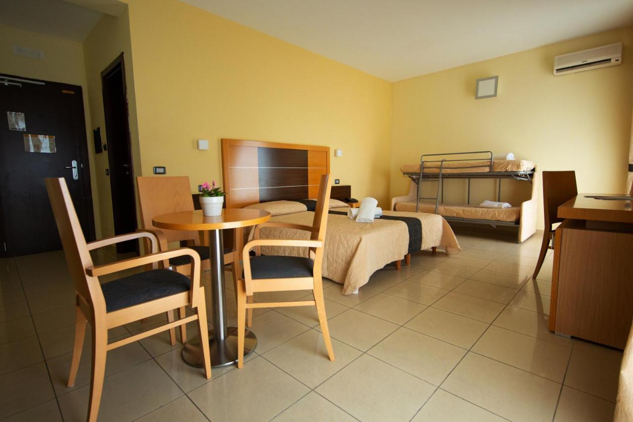 Ticho'S Greenblu Hotel Кастеланета Марина Екстериор снимка