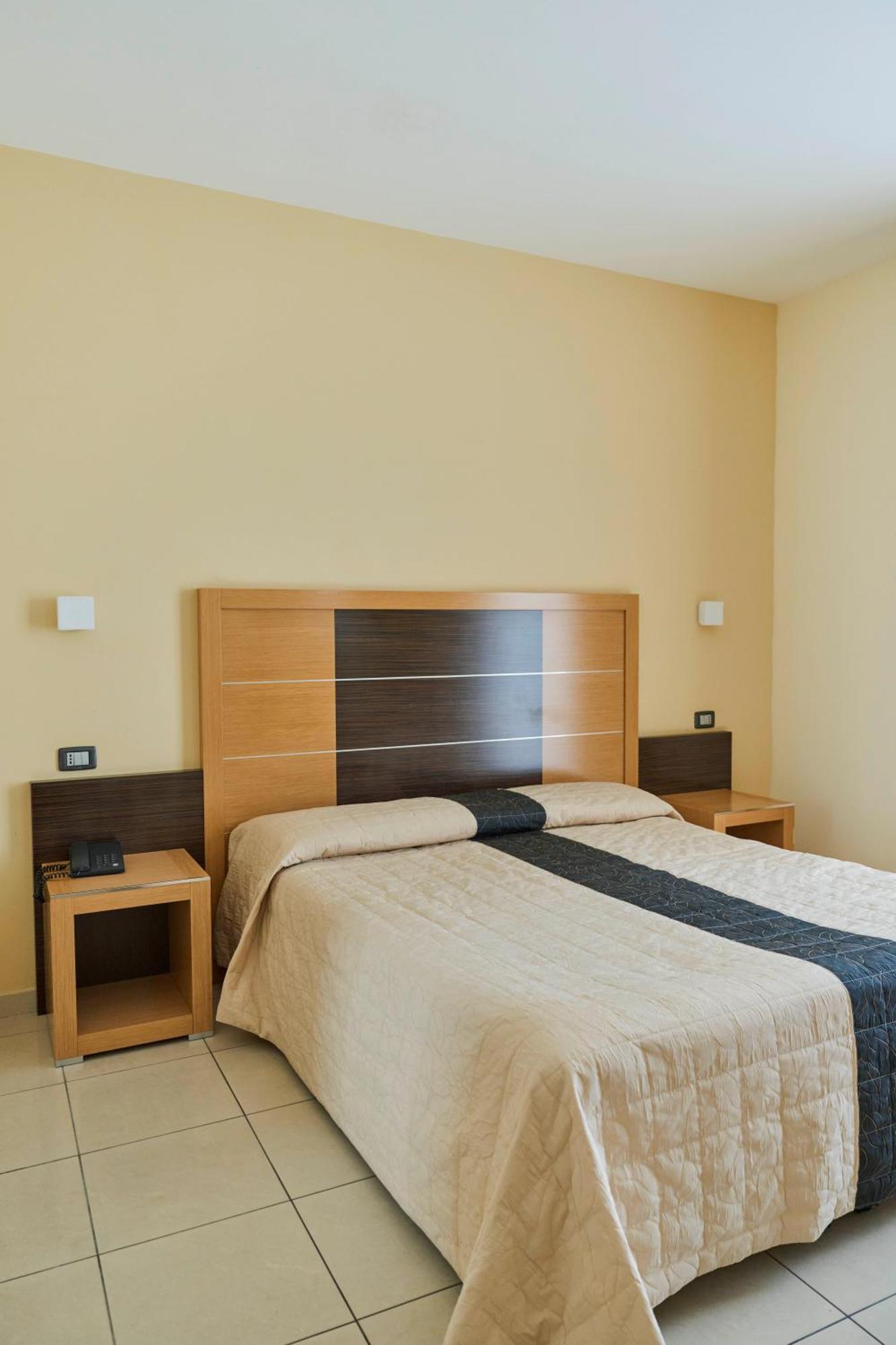 Ticho'S Greenblu Hotel Кастеланета Марина Екстериор снимка