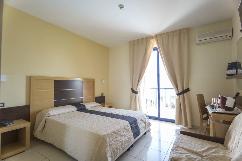 Ticho'S Greenblu Hotel Кастеланета Марина Екстериор снимка