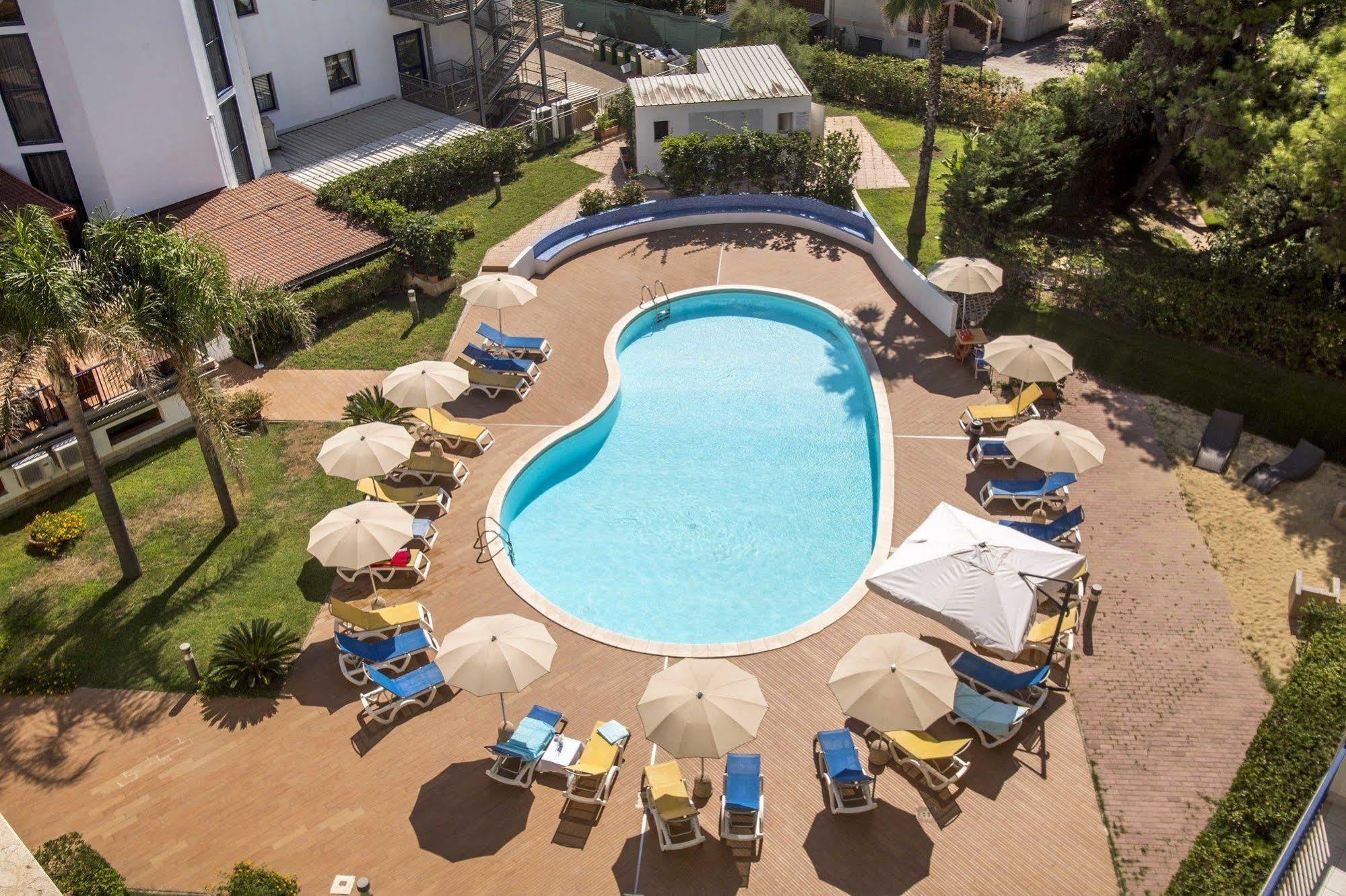 Ticho'S Greenblu Hotel Кастеланета Марина Екстериор снимка